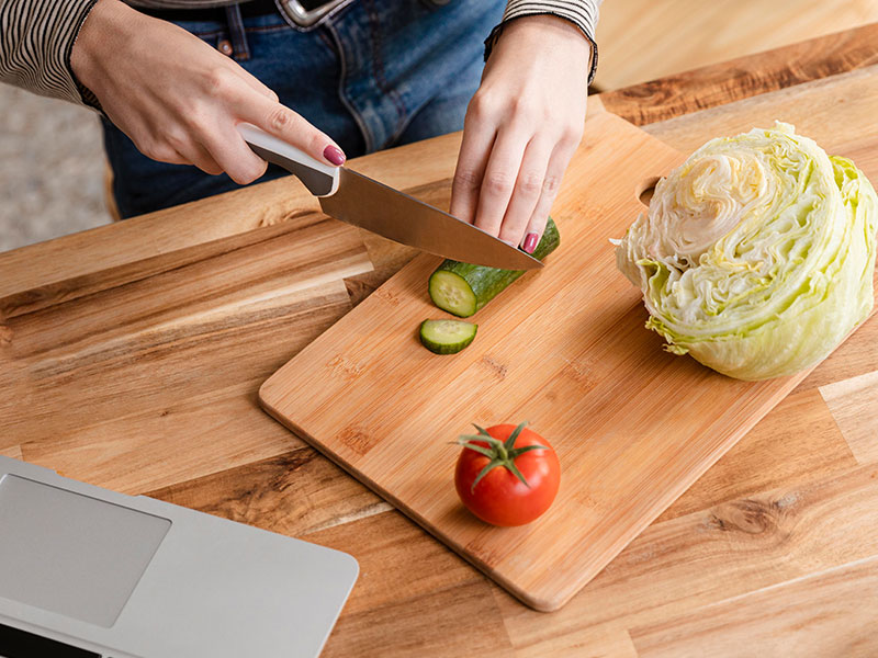 Thớt gỗ có dùng được cho máy rửa chén không?