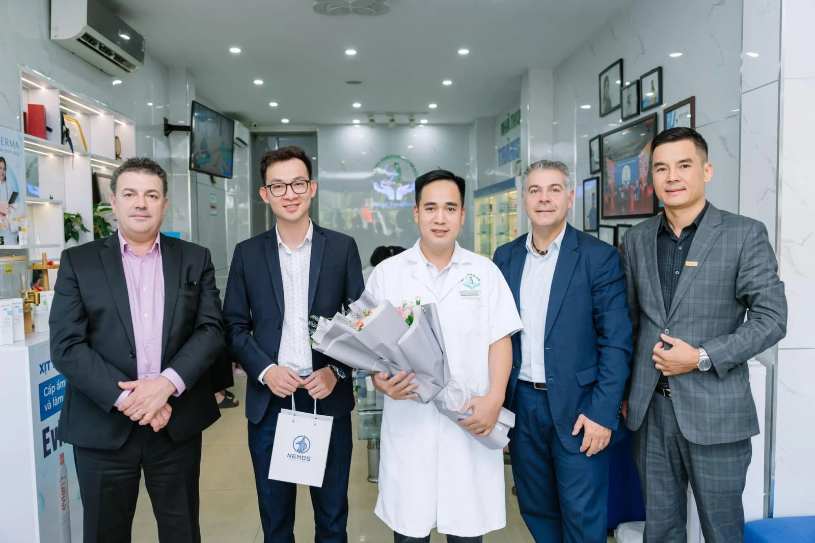 CEO Anubis ghé thăm phòng khám da liễu tại Hà Nội